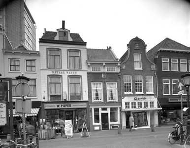 66698 Gezicht op de voorgevels van de huizen Oudegracht 120-124 te Utrecht.